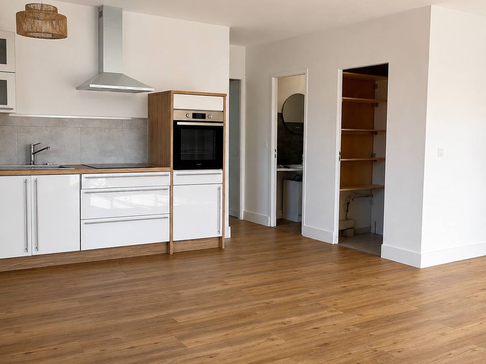 Appartement locatif rénové à Valence : cuisine ouverte équipée et sol stratifié chêne, investissement accompagné par ARKO